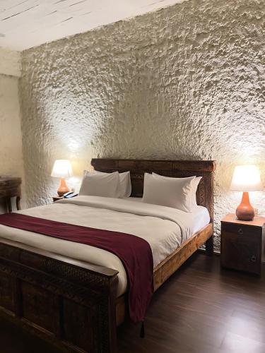 En eller flere senge i et værelse på Hujra Restaurant & Livings