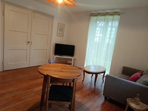 TV a/nebo společenská místnost v ubytování Chez Marguerite & Alphonse 2 pièces proche Colmar