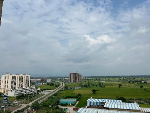 Nespecifikovaný výhled na destinaci Zirakpur nebo výhled na město při pohledu z apartmánu