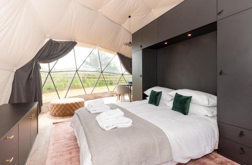 Giường trong phòng chung tại Angrove