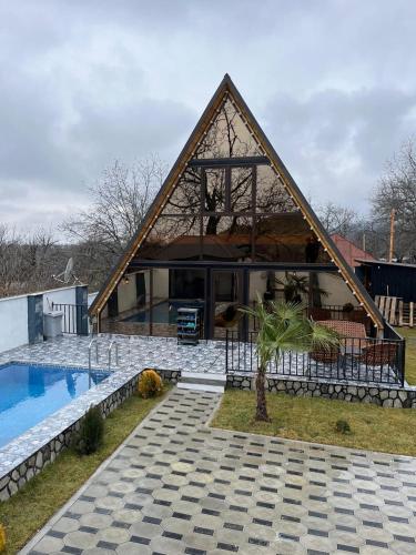 Aura Frames tesisinde veya buraya yakın yüzme havuzu