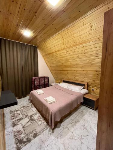 Voodi või voodid majutusasutuse Aura Frames toas