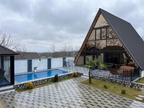 Bassein majutusasutuses Aura Frames või selle lähedal