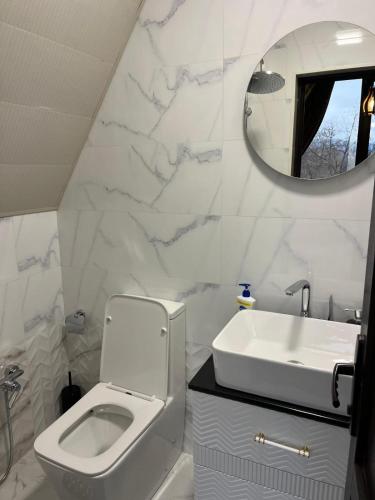 Vannituba majutusasutuses Aura Frames