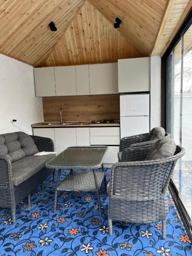 O bucătărie sau chicinetă la Aura Frames