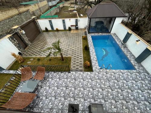 Басейн в Aura Frames або поблизу