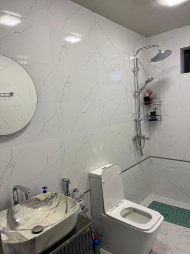 Un baño de Aura Frames