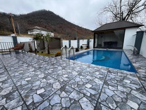 La pileta dentro o cerca de Aura Frames