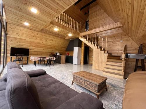 Aura Frames في Vǝndam: غرفة معيشة بها أريكة وطاولة