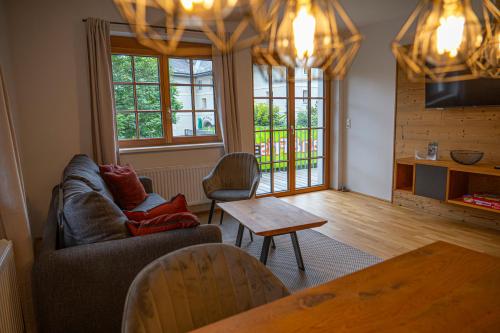 上陶恩Dorfplatzl Loft的客厅里有一张沙发和一张桌子。