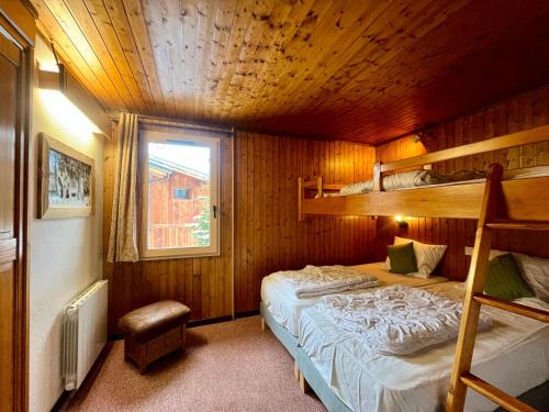 Ένα ή περισσότερα κρεβάτια σε δωμάτιο στο Chalet - Apt 5pax au pied des pistes - parking - skiroom - cheminée - balcons