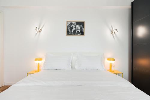 Ένα ή περισσότερα κρεβάτια σε δωμάτιο στο Loft Eleven Modern 1BR Apartment Free Parking