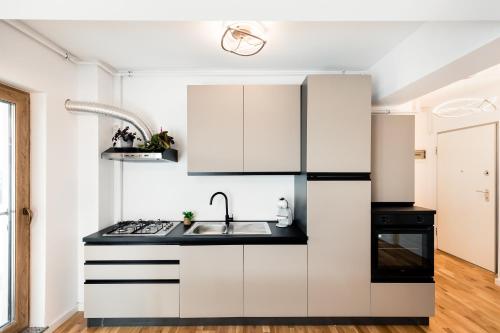 Η κουζίνα ή μικρή κουζίνα στο Loft Eleven Modern 1BR Apartment Free Parking