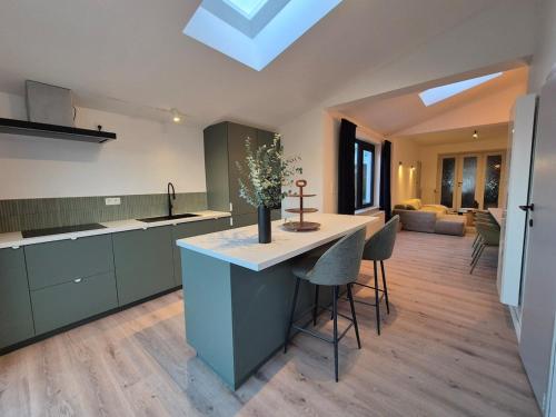 eine Küche mit einer Insel in der Mitte eines Raumes in der Unterkunft Spacious 5-room house near Brussels with private parking in Steenokkerzeel