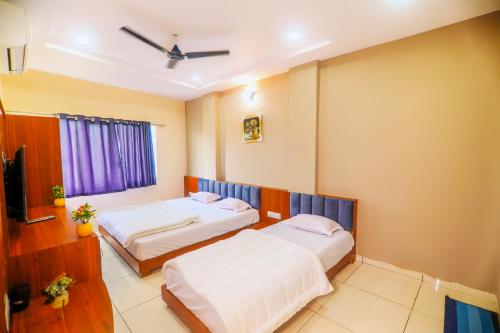 Postel nebo postele na pokoji v ubytování Hotel Dev Krishna Palace