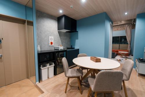 東京にあるVisionary Stay HINODEのテーブルと椅子のあるキッチンとダイニングルーム