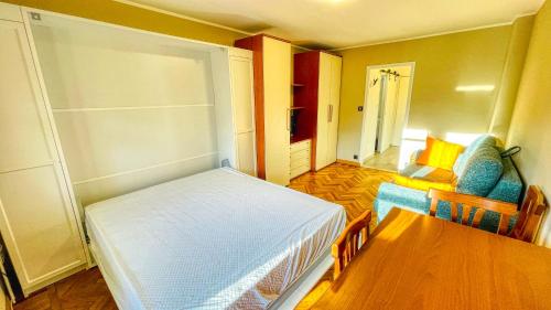 a small room with a bed and a couch at Appartamento Cristallo - Affitti Brevi Italia in Bardonecchia