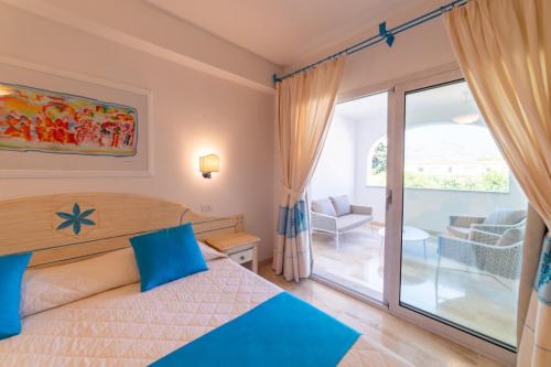 Una cama o camas en una habitación de Sentido Orosei Beach