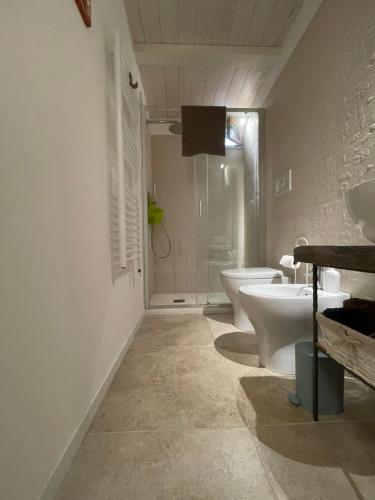 阿西西Giardino tra le Mura的带两个水槽、一个马桶和一个淋浴的浴室