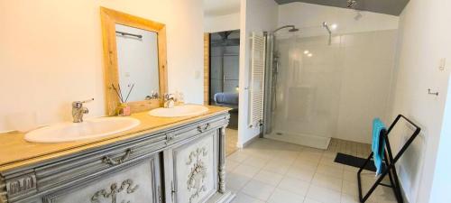 RonsenacChez Gargatte, 12personnes , piscine chauffée , FR的带两个水槽和淋浴的浴室