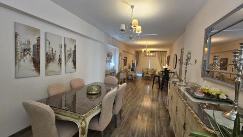 ein Esszimmer mit Tisch und Stühlen in der Unterkunft STAY Vintage Central Suite in Nikosia