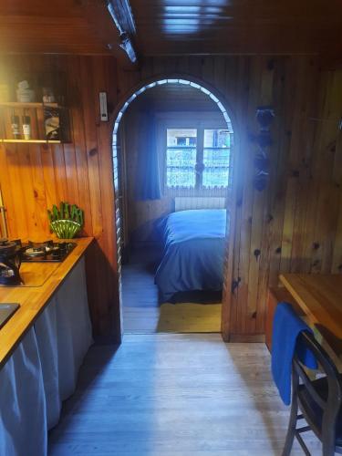 Chalet mayou في Châtillon-sur-Cluses: غرفة صغيرة بها سرير وقوس