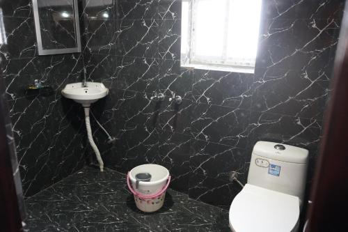 大吉岭Mountain view homestay Darjeeling的黑色浴室设有卫生间和水槽