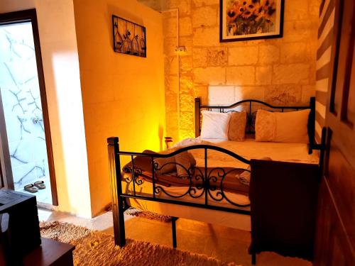 En eller flere senge i et værelse på EMKA historic boutique stone house