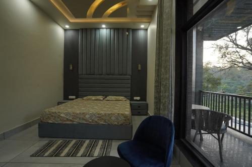 パランプールにあるChahat Villaのベッドとバルコニーのある寝室