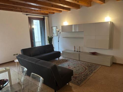 a living room with a black couch and a table at la promenade in Vicenza