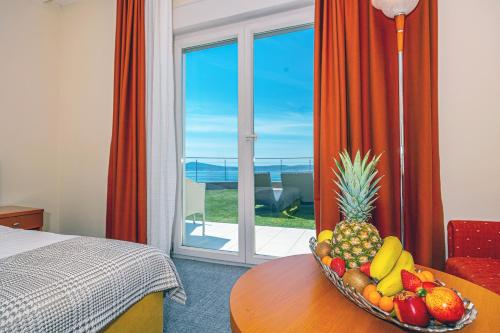 セルツェにあるHotel Marinaのホテルの部屋のテーブルに置かれたフルーツボウル