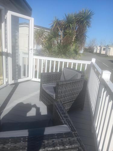 En balkon eller terrasse på Beautiful Holiday Home 3 Bed Caravan by The Beach, Free Wifi, Games Console, TVs & DVD's, Passes Not Included