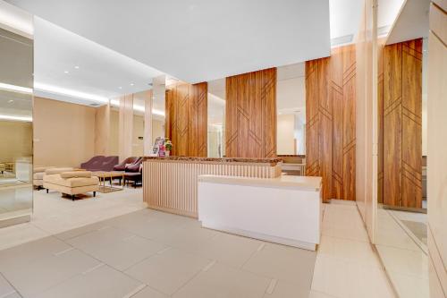 - un hall avec une réception et une salle d'attente dans l'établissement OYO 94838 Dahoma Tower, à Tjikuda Tiga