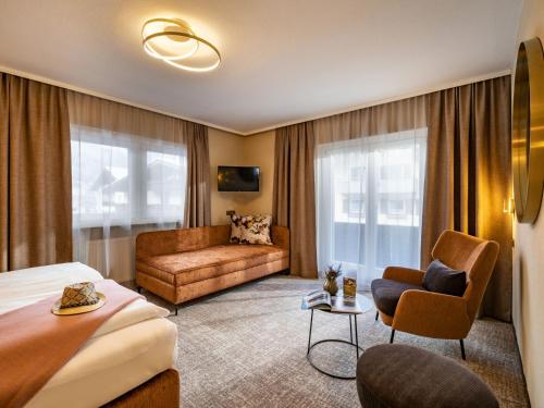 una habitación de hotel con una cama y un sofá en Jagdhaus, en Mayrhofen