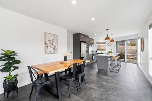 Nhà bếp/bếp nhỏ tại Modern Villa close to shops-10mins to City