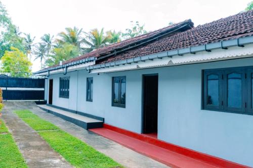 ターラ・サウにあるDimora Talallaの赤縞白い建物