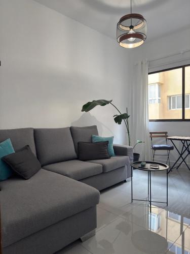 ein Wohnzimmer mit Sofa und Tisch in der Unterkunft HostJimeno Otoño in La Garita