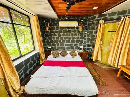 Postel nebo postele na pokoji v ubytování Istaqbal Hotel Mukki