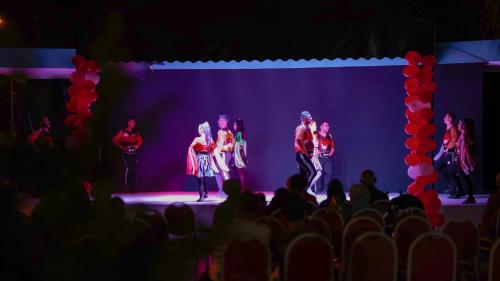 un grupo de artistas en un escenario con multitud en Rizom Beach Hotel Kumluca, en Kumluca
