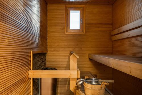a room with a sauna with a sink and a window at Cozy and peaceful holiday apartment in Levi in Levi