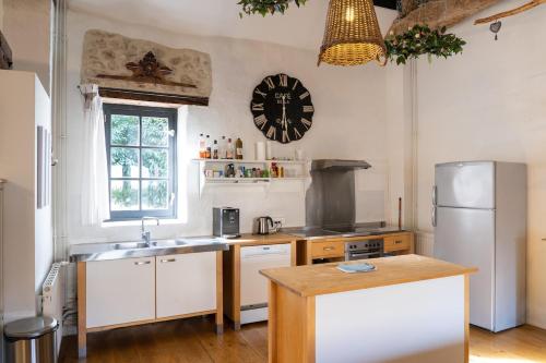 una cucina con lavello e frigorifero di Maison 4 a Souvigny