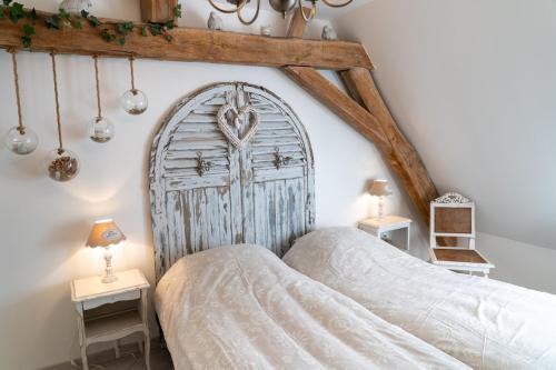 een slaapkamer met een bed en een houten deur bij Maison 4 in Souvigny