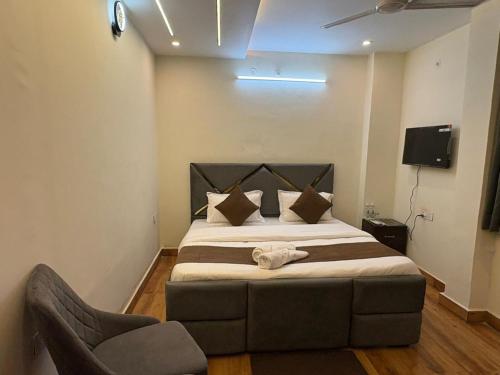 TV a/nebo společenská místnost v ubytování AKS Grand Hotel in Varanasi