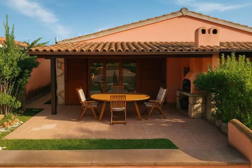eine Terrasse mit Tisch und Stühlen vor einem Haus in der Unterkunft Casa Merella in Villavecchia