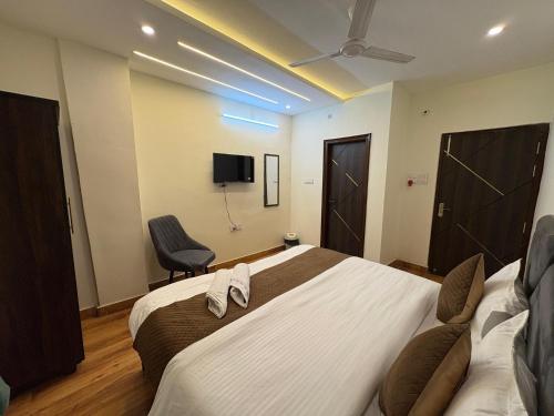 TV a/nebo společenská místnost v ubytování AKS Grand Hotel in Varanasi