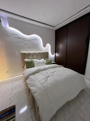 Giường trong phòng chung tại OLORI HOME - residence Haut standing