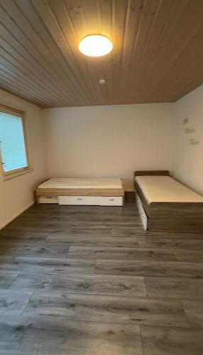 Reichenbach an der FilsApartment Seestraße 1 Zimmer mit Küche und Bad的空房间,设有两张床和天花板