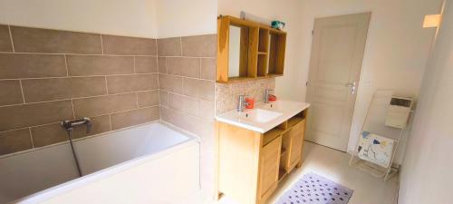 Koupelna v ubytování Maison de bourg Charras, 11 personnes, piscine