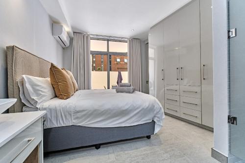 Postel nebo postele na pokoji v ubytování Sandton Luxury Apartments at Hydro