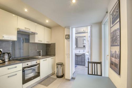 Η κουζίνα ή μικρή κουζίνα στο Cozy appartment Roissy CDG-Paris -Asterix-ParcExp